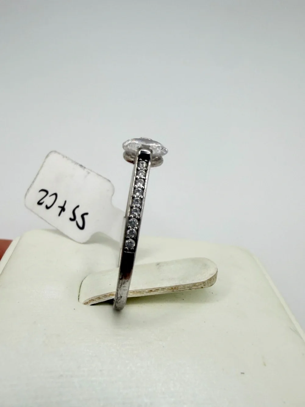 Classic 6mm round cut cubic zirconia ring w/ accent cz stones in stamped 925!